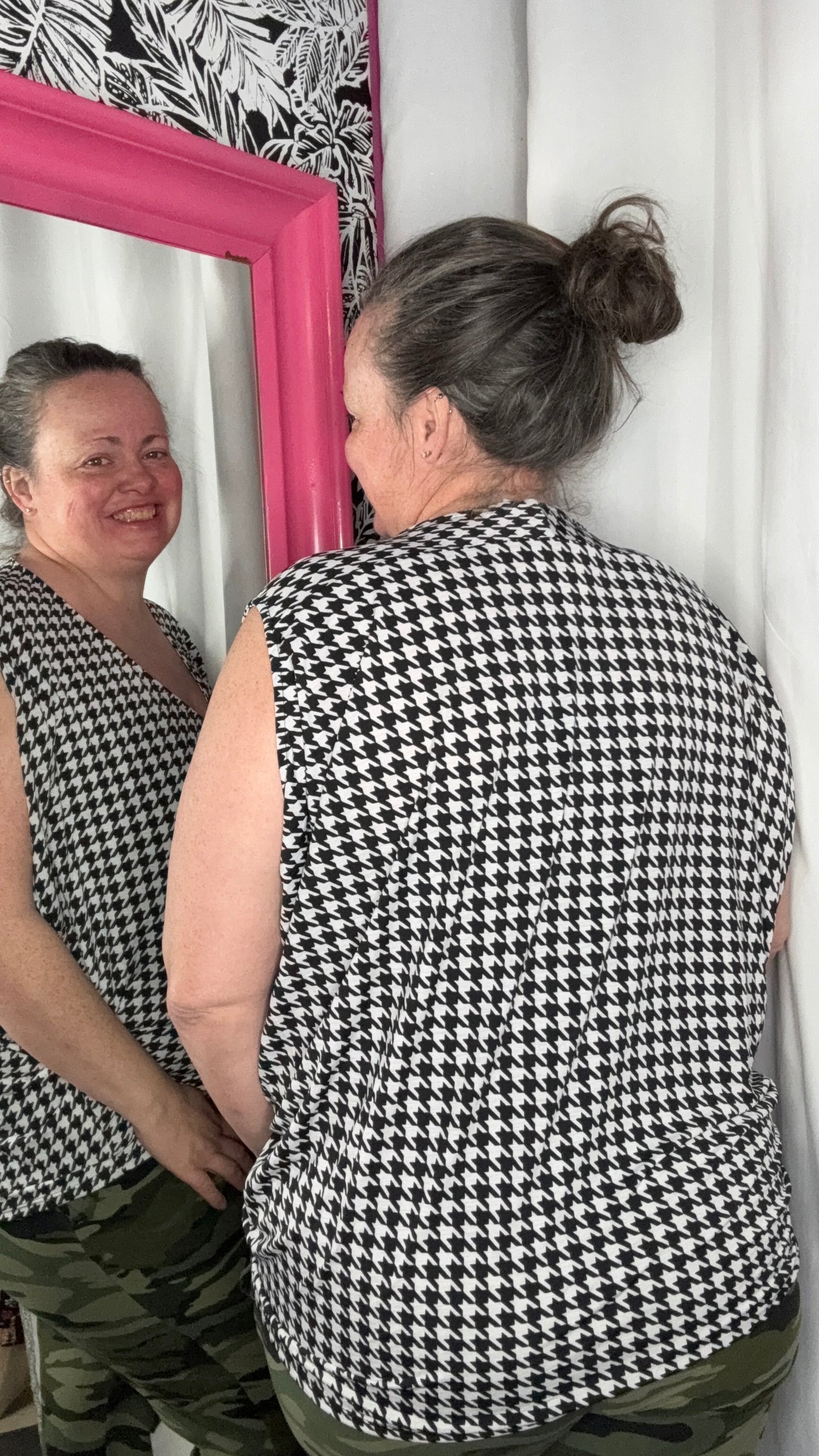 FINAL SALE NATALIE HOUNDSTOOTH SIMPLE V-NECK TANK TOP