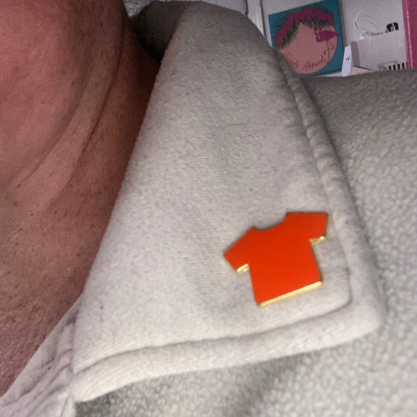 Épingle d’émail de jour de chemise orange