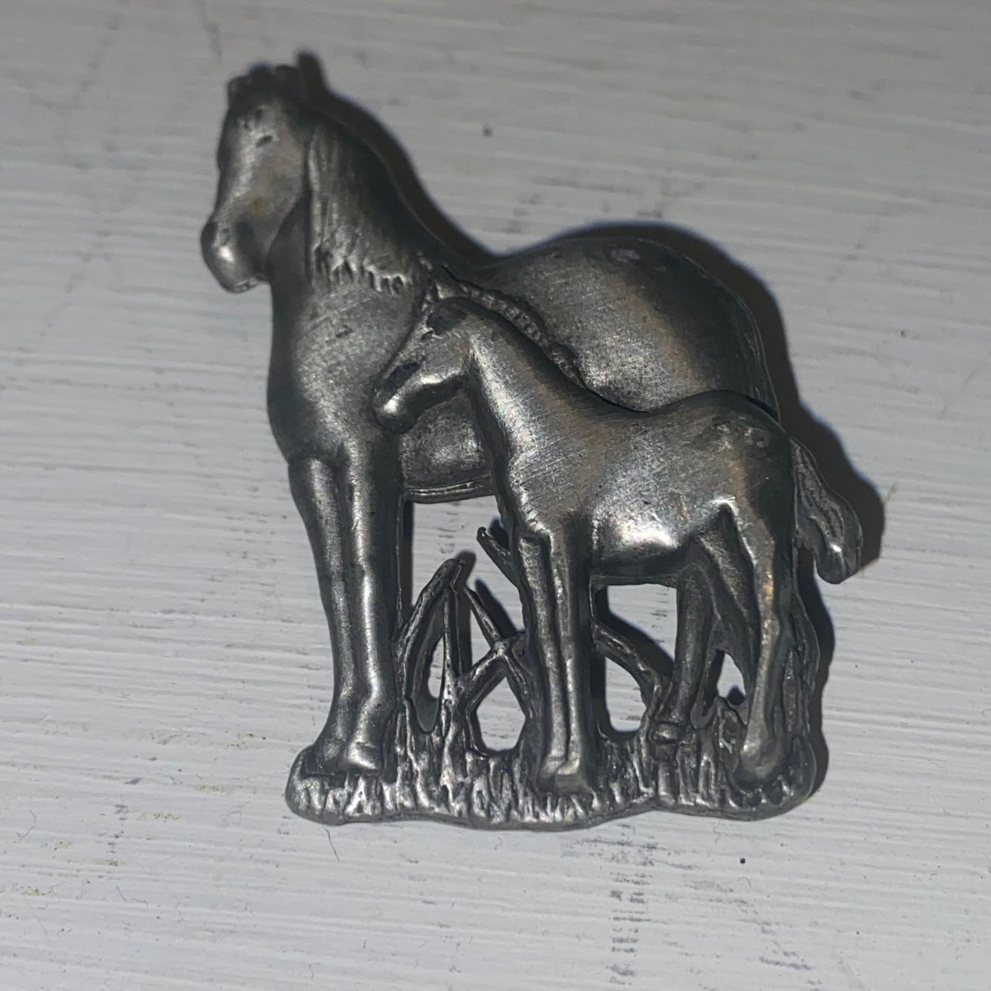 Broche en étain représentant le cheval Chelsea