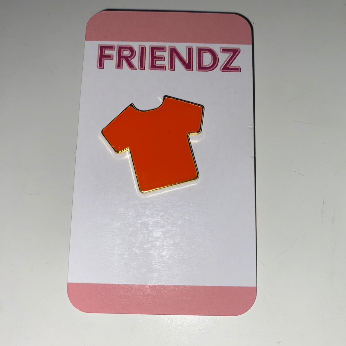 Épingle d’émail de jour de chemise orange