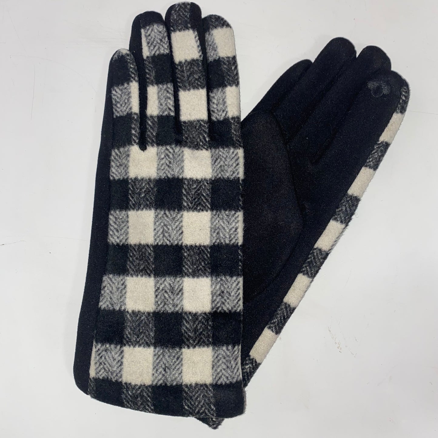 Gants à carreaux noirs et blancs