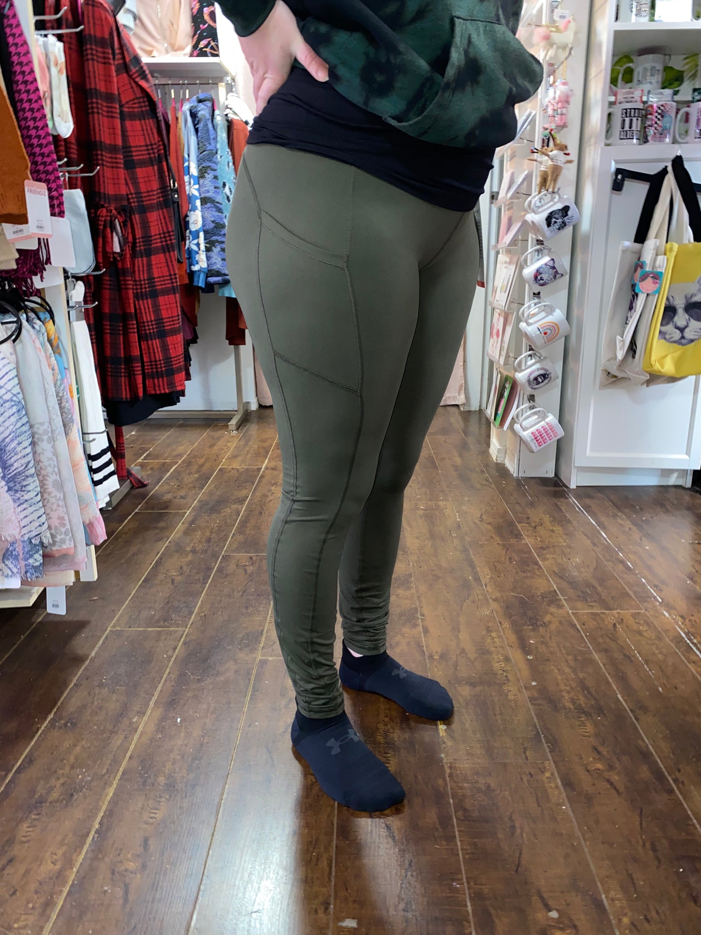 FINAL SALE Athletic Solid-Colored Leggings with Pockets | Comfortable & Functional Activewear (3 Colors)