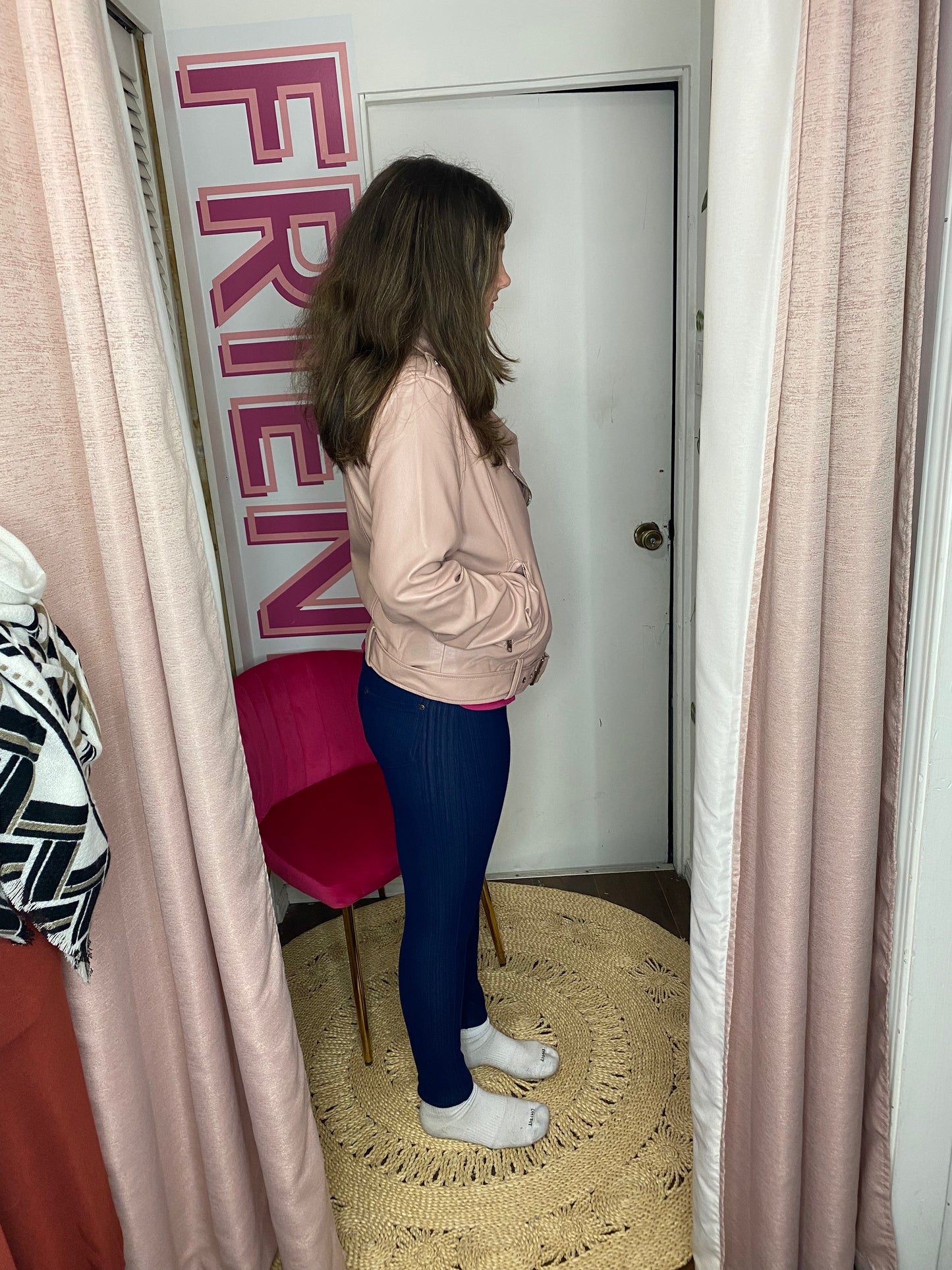Chaqueta motera de cuero vegano rosa