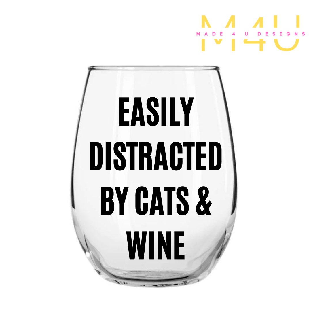 Se distrae fácilmente con los gatos y la copa de vino.