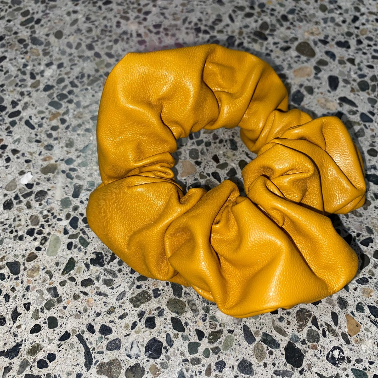 Scrunchie de cuero para el cabello