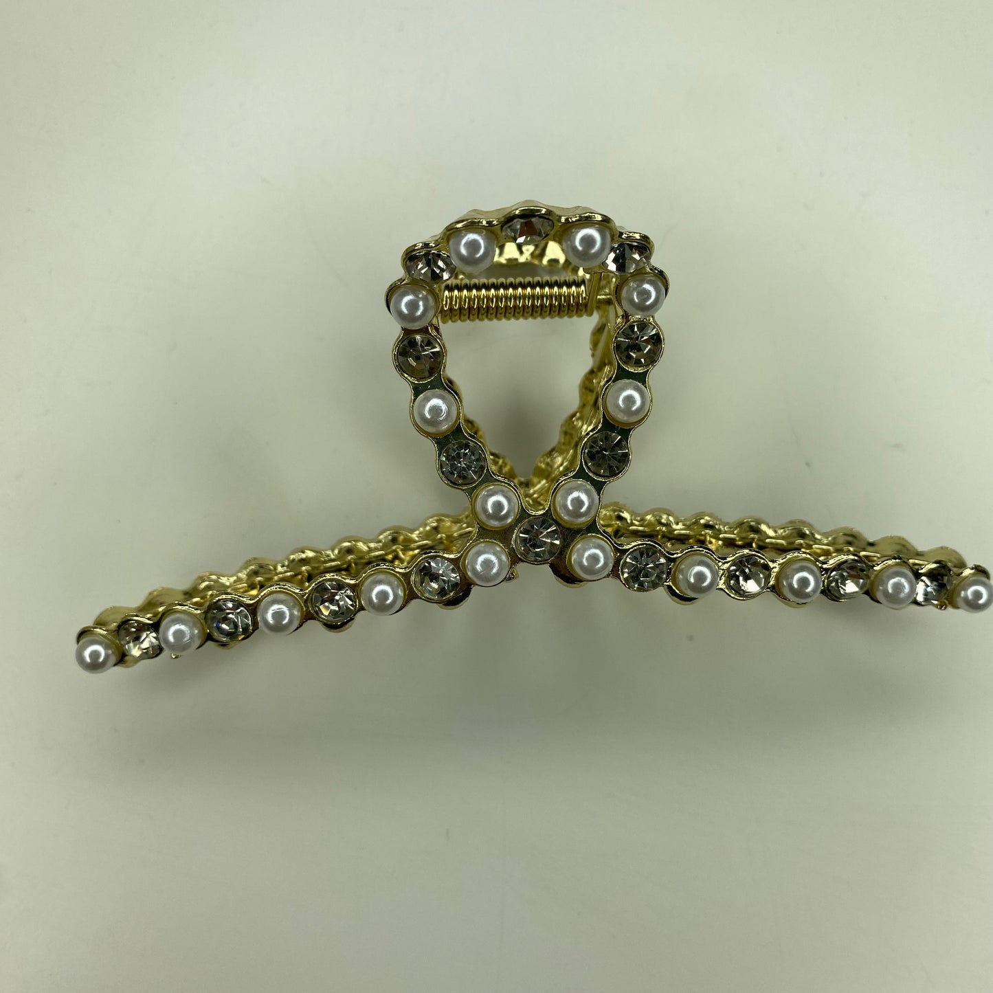 Griffe de cheveux dorée avec boucle de perles en strass