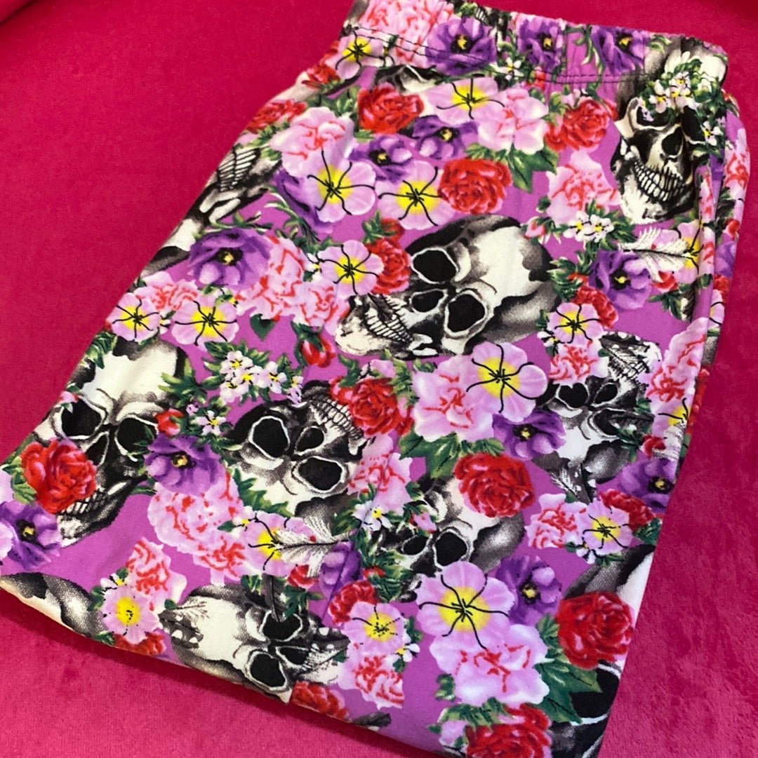 Leggings rosas con estampado floral de calaveras