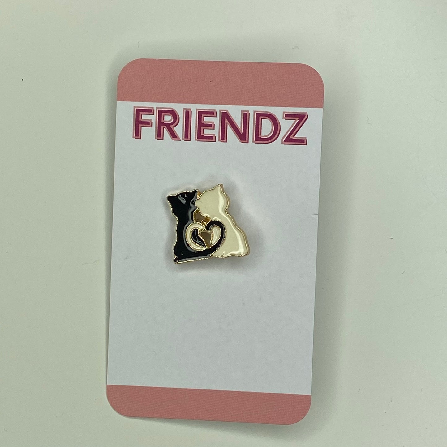 Pin de esmalte de colas de corazón de gato