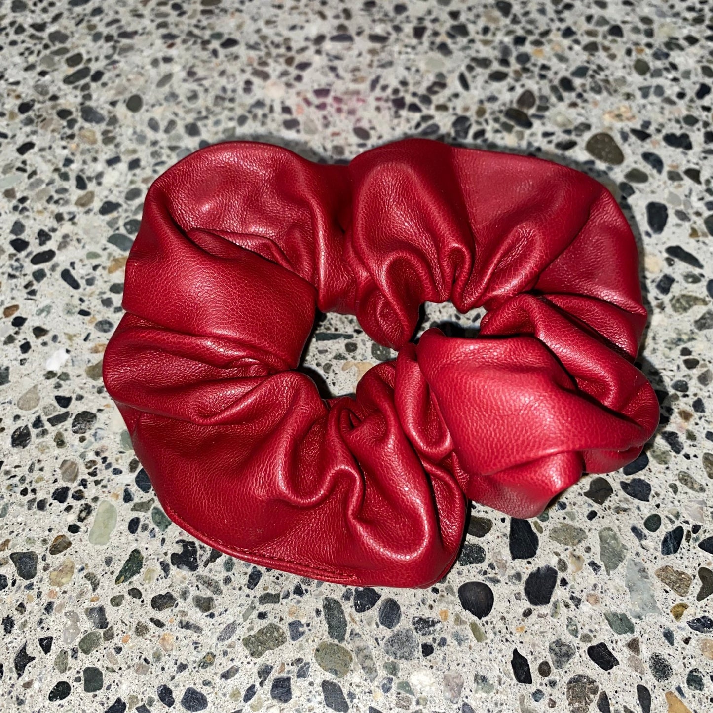 Scrunchie de cuero para el cabello