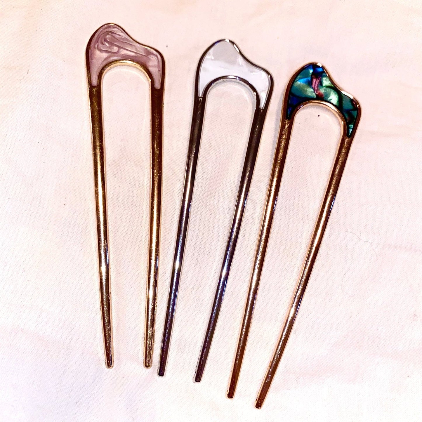Élégante épingle à cheveux en perles de 4 pouces pour chignon décoiffé – Accents en émail ondulé et lunaire en blanc, bleu, rose