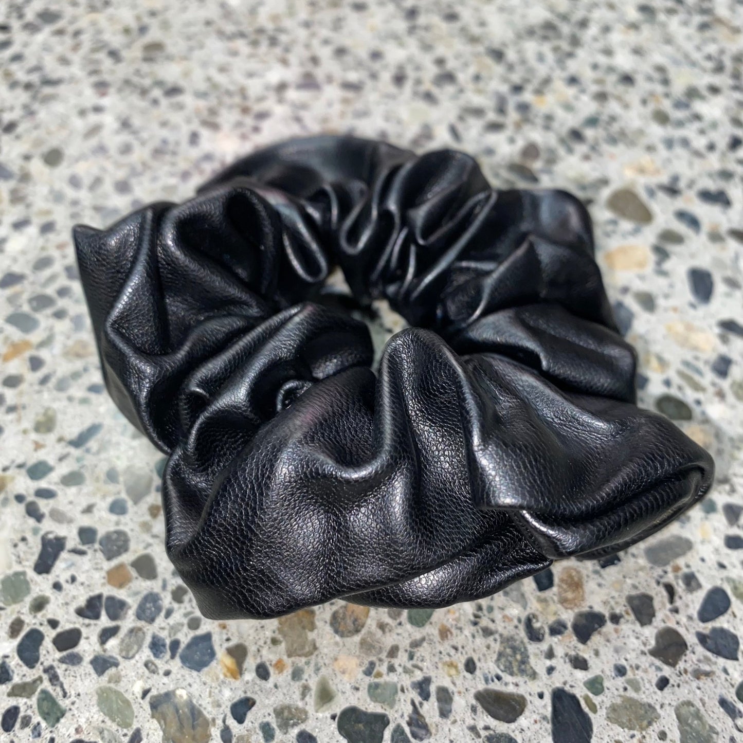 Scrunchie de cuero para el cabello