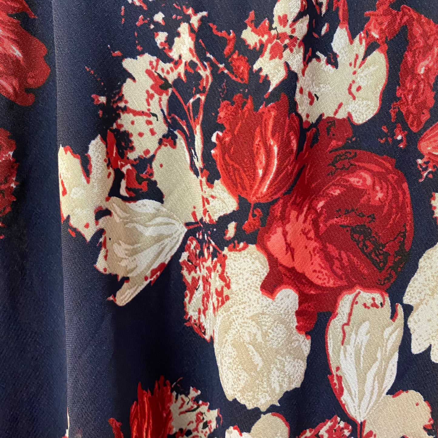 Robe à fleurs rouge marine