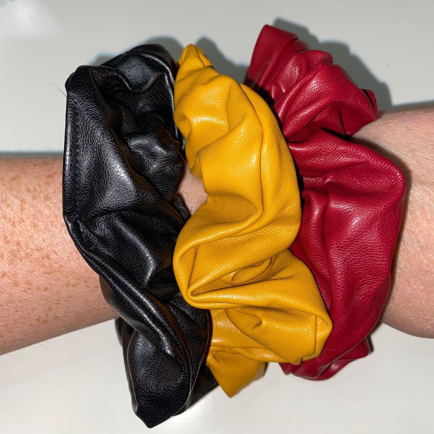 Scrunchie de cuero para el cabello