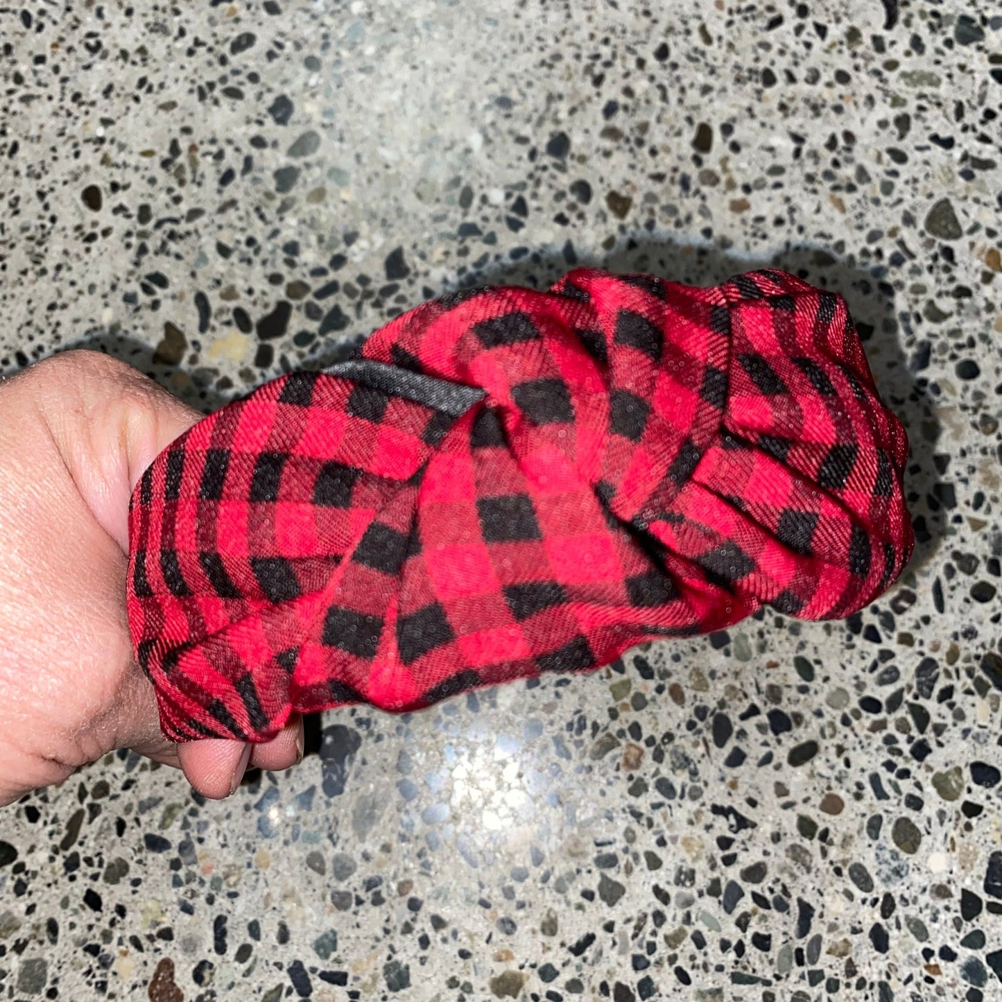 Diadema para el pelo con nudo a cuadros rojos