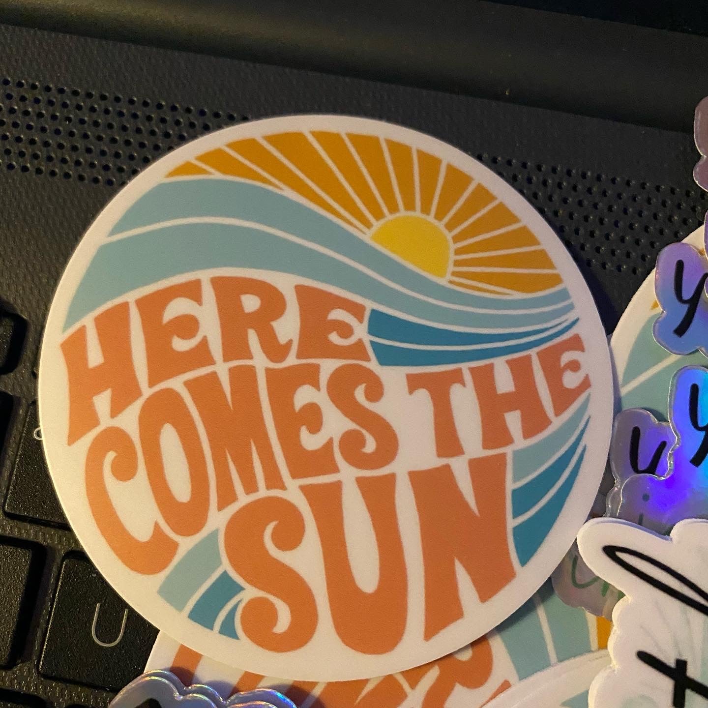 Aquí viene el sol Pegatina