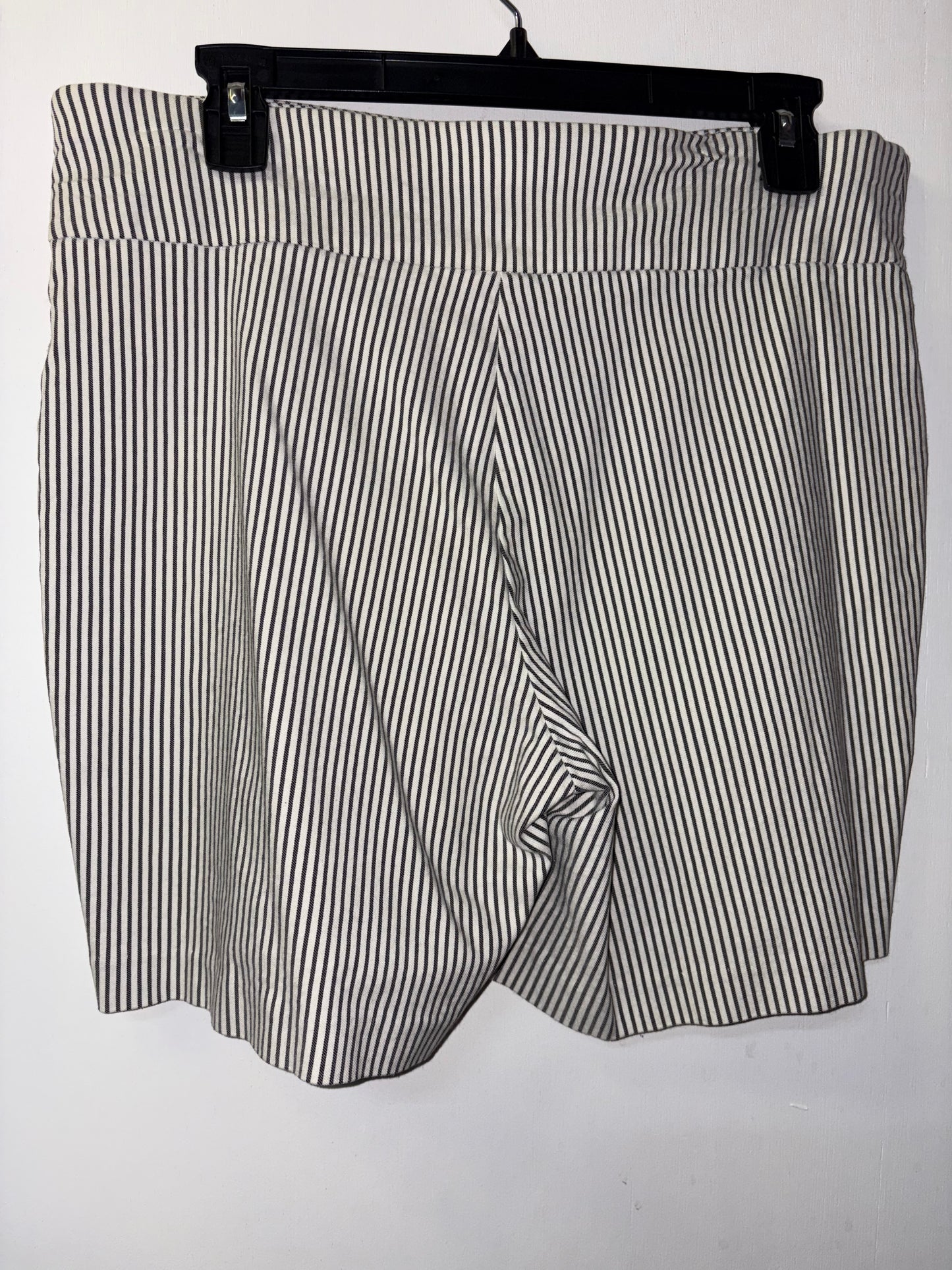 FINAL SALE Alex & Olivia Ruffle Navy White Stripe Stretch Shorts 10