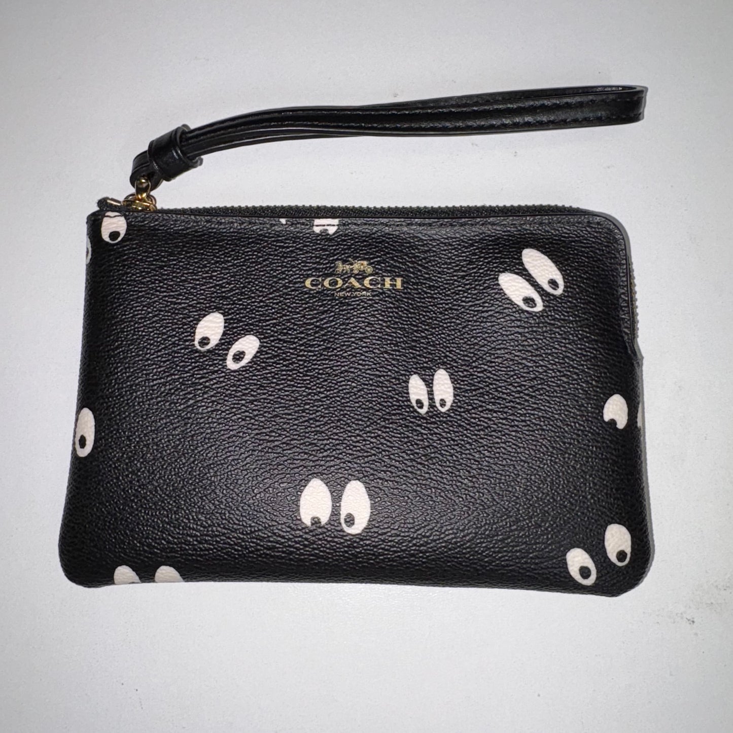 DISNEY X COACH CORNER ZIP WRISTLET WITH SNOW WHITE AND THE SEVEN DWARFS EYES PRINT (COACH F73565)
