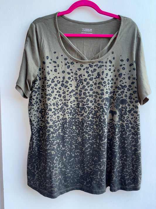 The Curve Tee Animal Print Green Ladies Top 1X 1040