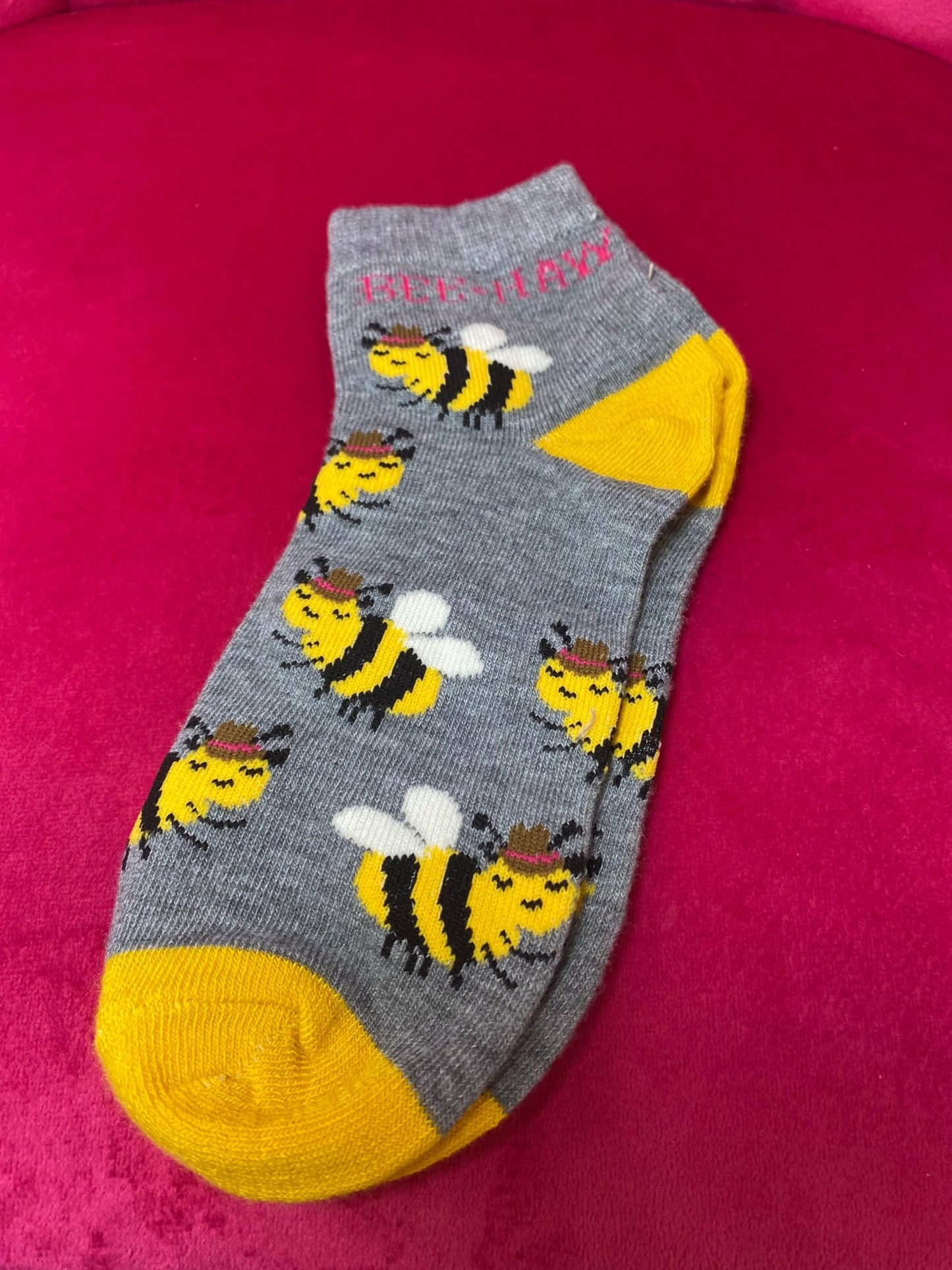 Chaussettes à la cheville avec abeille et chapeau