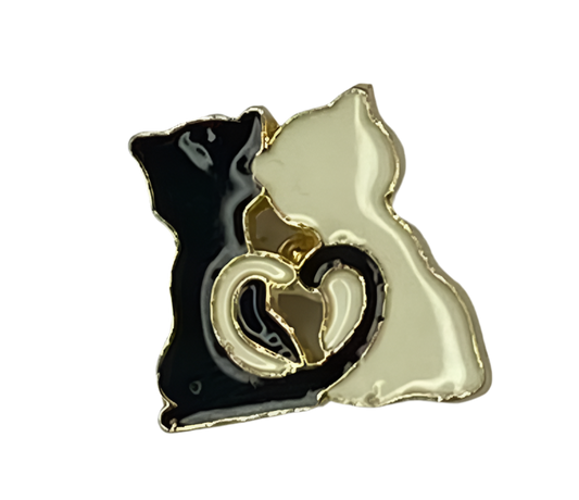 Broche en émail chat coeur queues