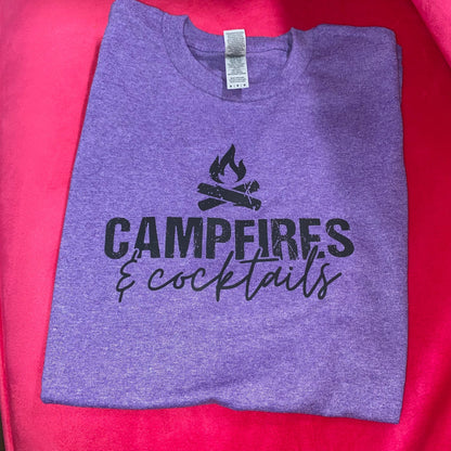 Feux de camp et cocktails | T-SHIRT GRAPHIQUE