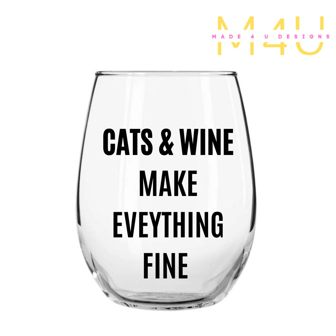 Les chats et le vin font de tout un bon verre à vin