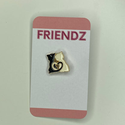 Pin de esmalte de colas de corazón de gato